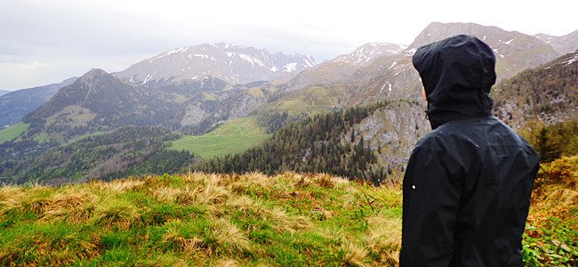 Innehalten auf dem Weg zur Alm